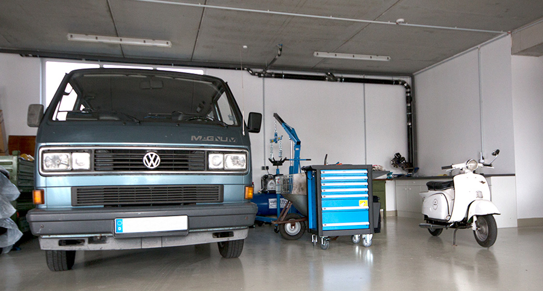 VW Bulli und Vespa in der Werkstatt der Firma Kreck Classic Cars GmbH.